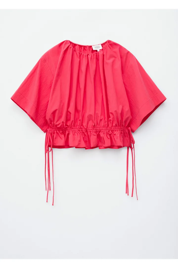 앤아더스토리즈 드로스트링 탑의 다크 레드컬러 Product입니다.