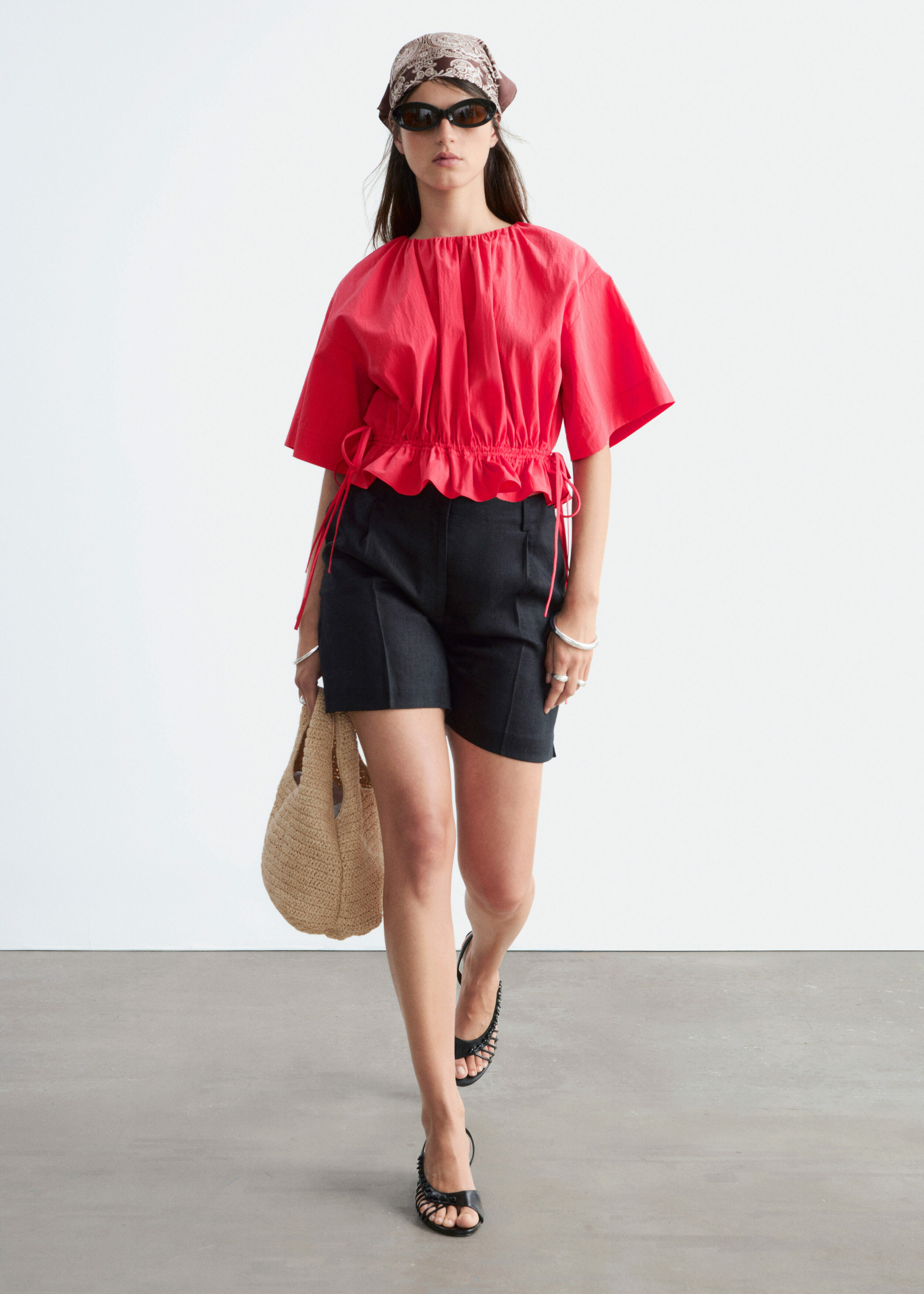 앤아더스토리즈 드로스트링 탑의 다크 레드컬러 ECOMLook입니다.