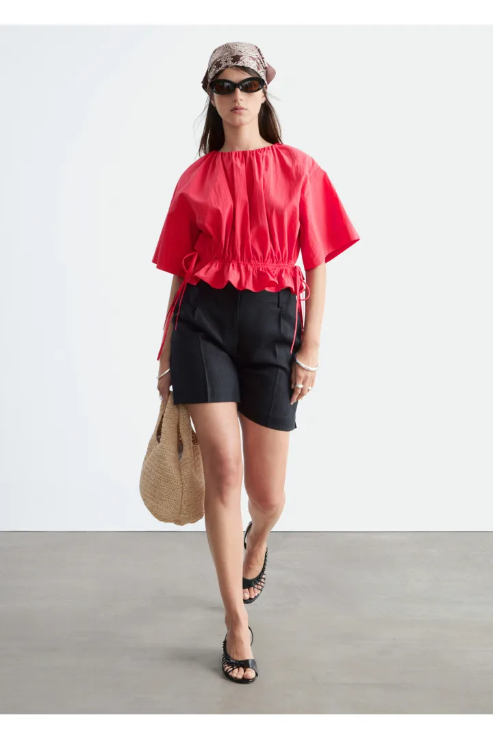 앤아더스토리즈 드로스트링 탑의 다크 레드컬러 ECOMLook입니다.