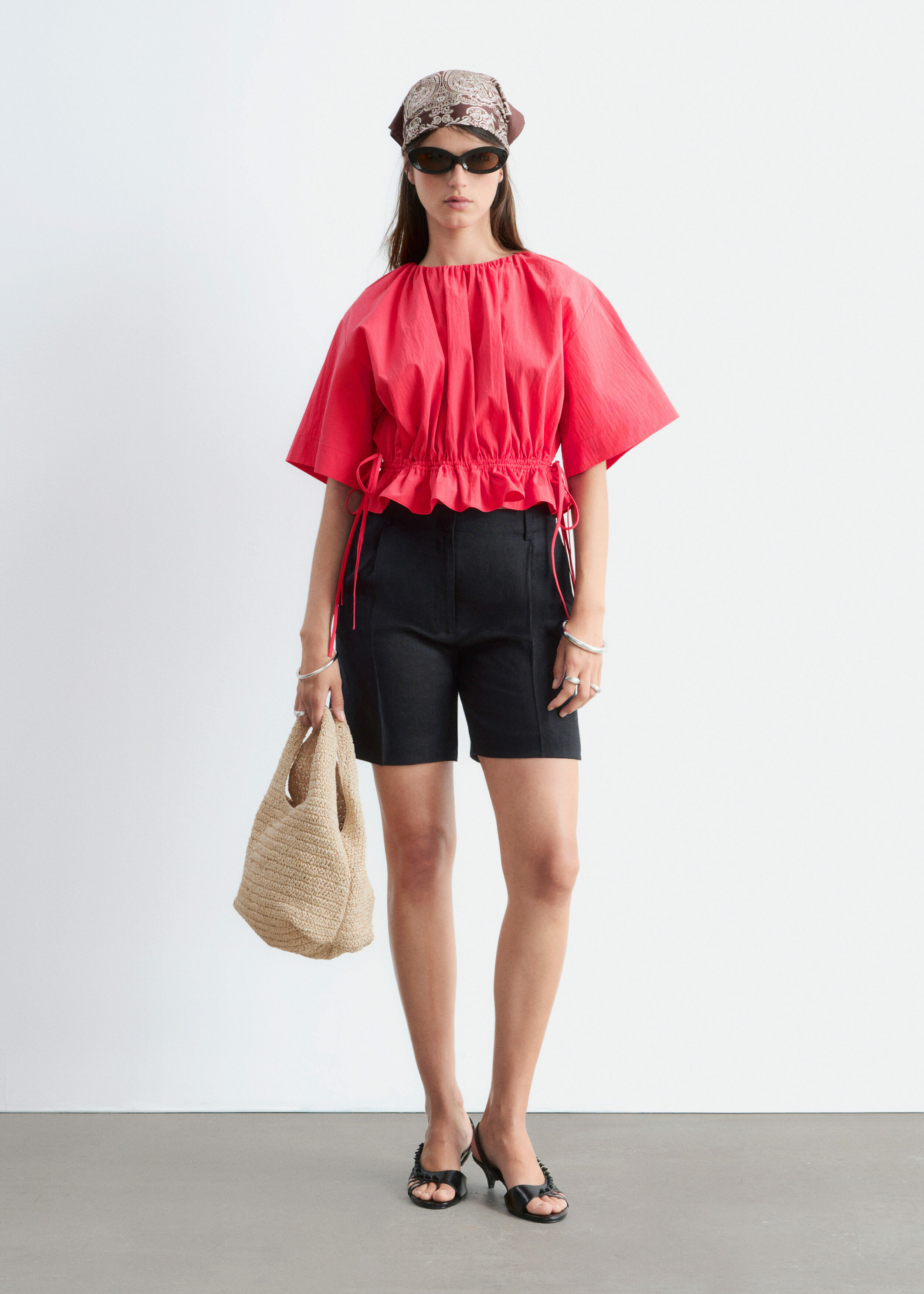 앤아더스토리즈 드로스트링 탑의 다크 레드컬러 ECOMLook입니다.