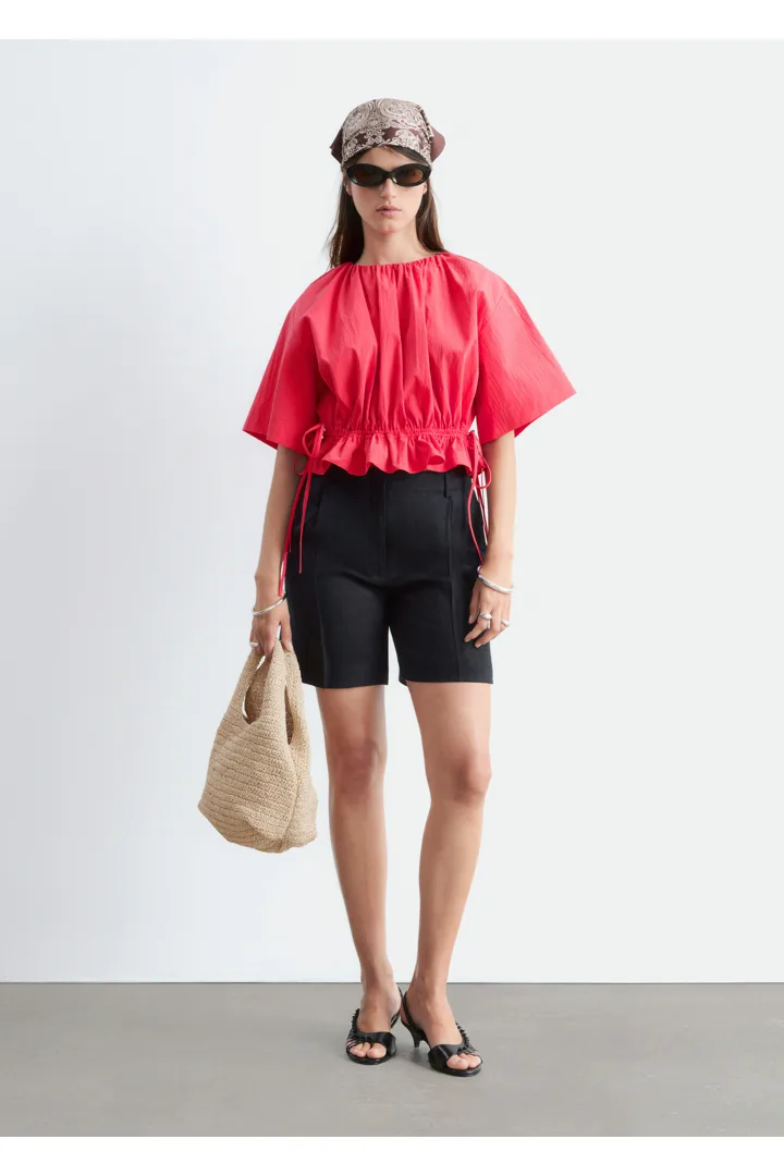 앤아더스토리즈 드로스트링 탑의 다크 레드컬러 ECOMLook입니다.