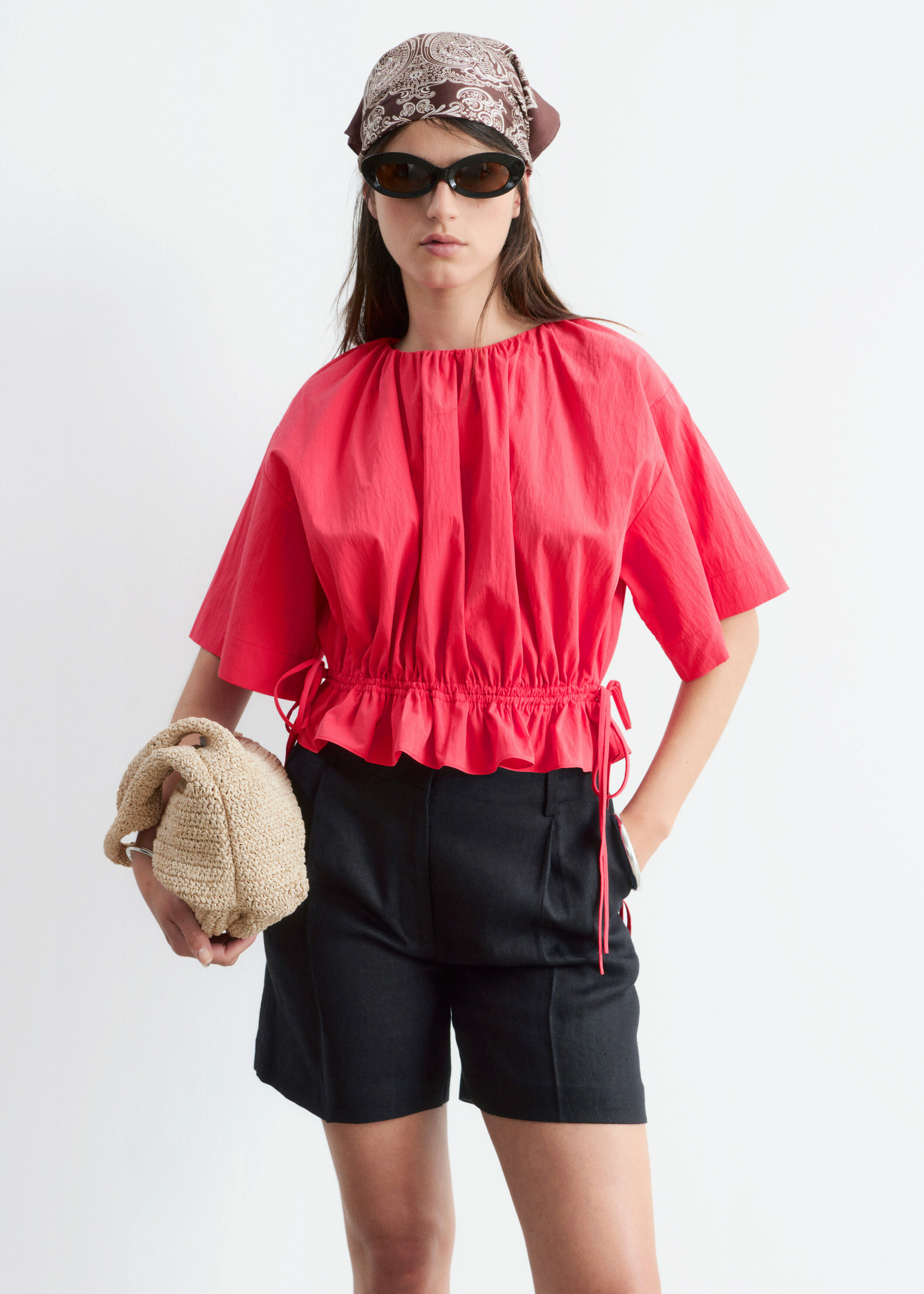 앤아더스토리즈 드로스트링 탑의 다크 레드컬러 ECOMLook입니다.