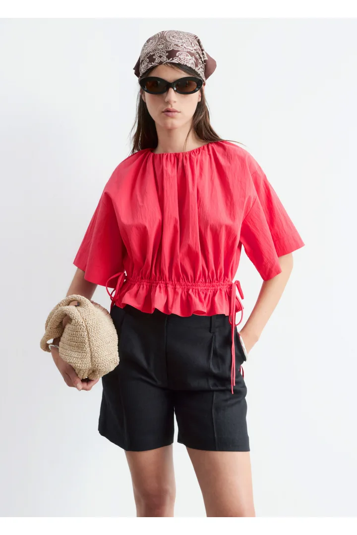 앤아더스토리즈 드로스트링 탑의 다크 레드컬러 ECOMLook입니다.