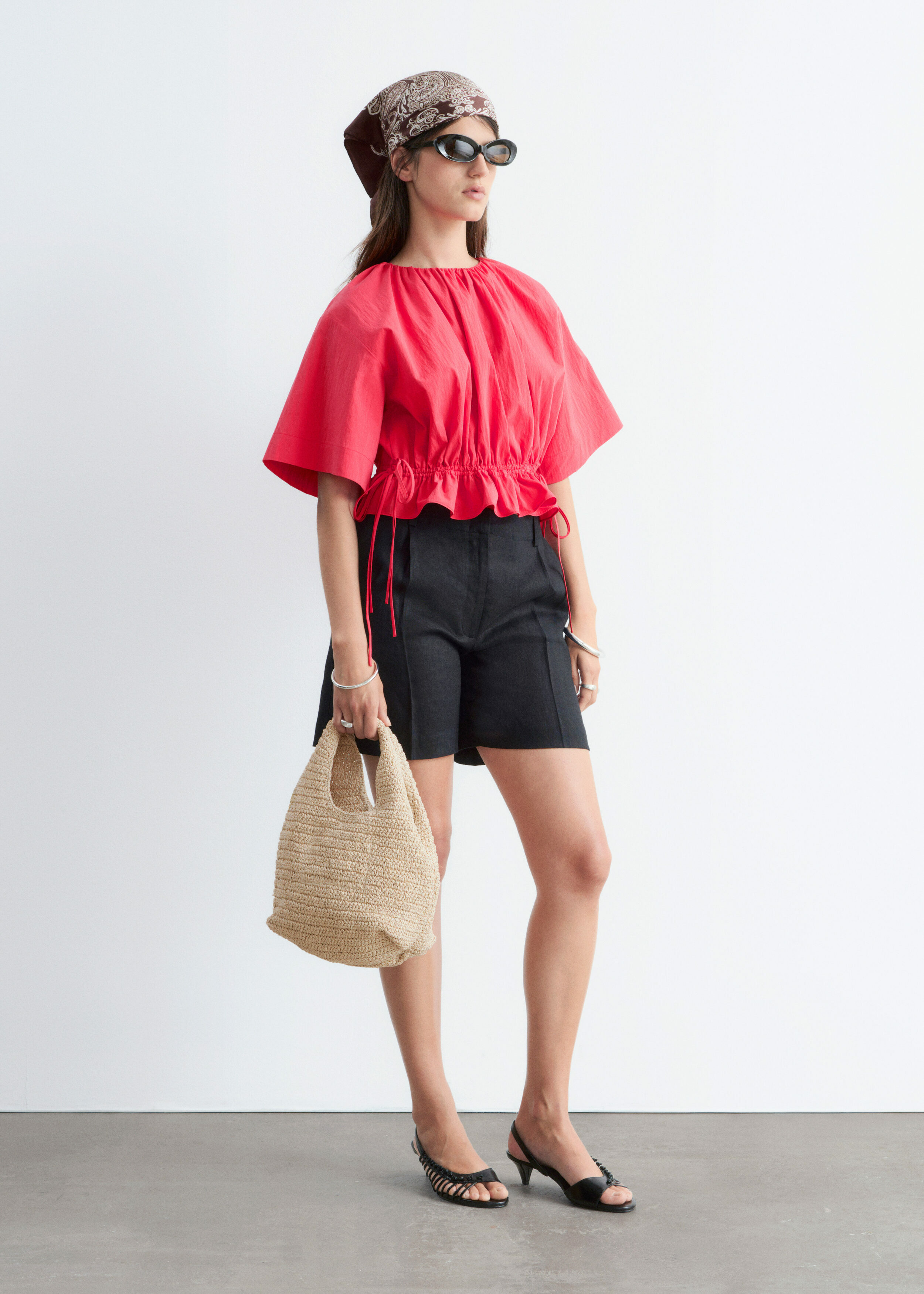 앤아더스토리즈 드로스트링 탑의 다크 레드컬러 ECOMLook입니다.