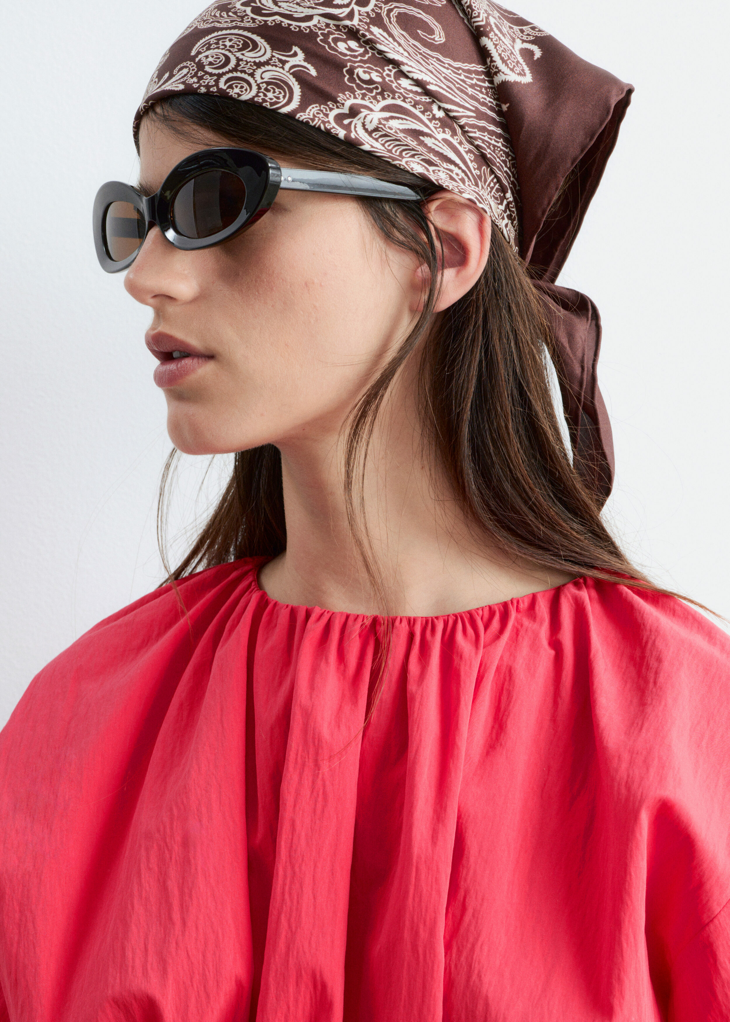 앤아더스토리즈 드로스트링 탑의 다크 레드컬러 ECOMLook입니다.