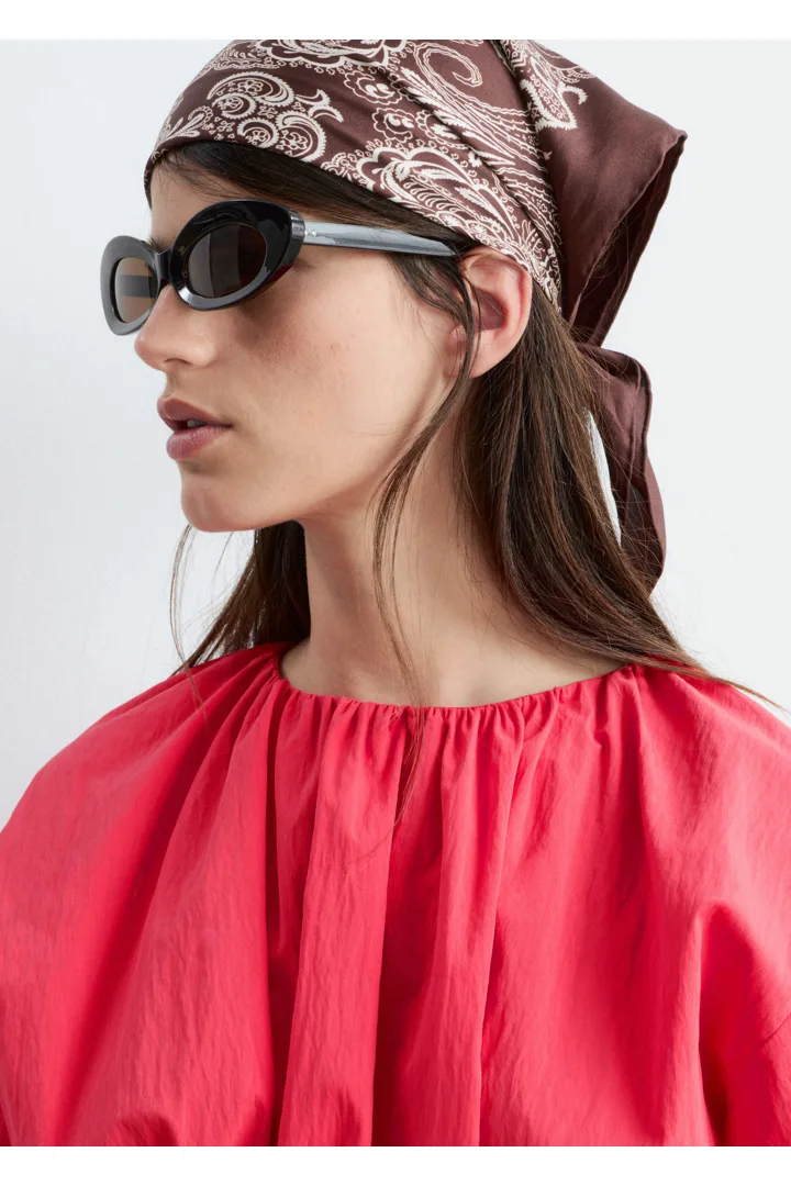 앤아더스토리즈 드로스트링 탑의 다크 레드컬러 ECOMLook입니다.