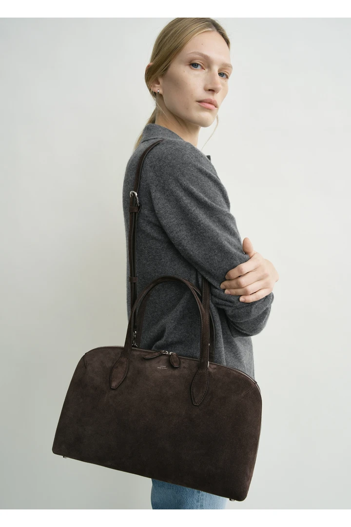 TOTEME 미디엄 스웨이드 데이 토트 브라운의 브라운컬러 2번쨰 이미지입니다.