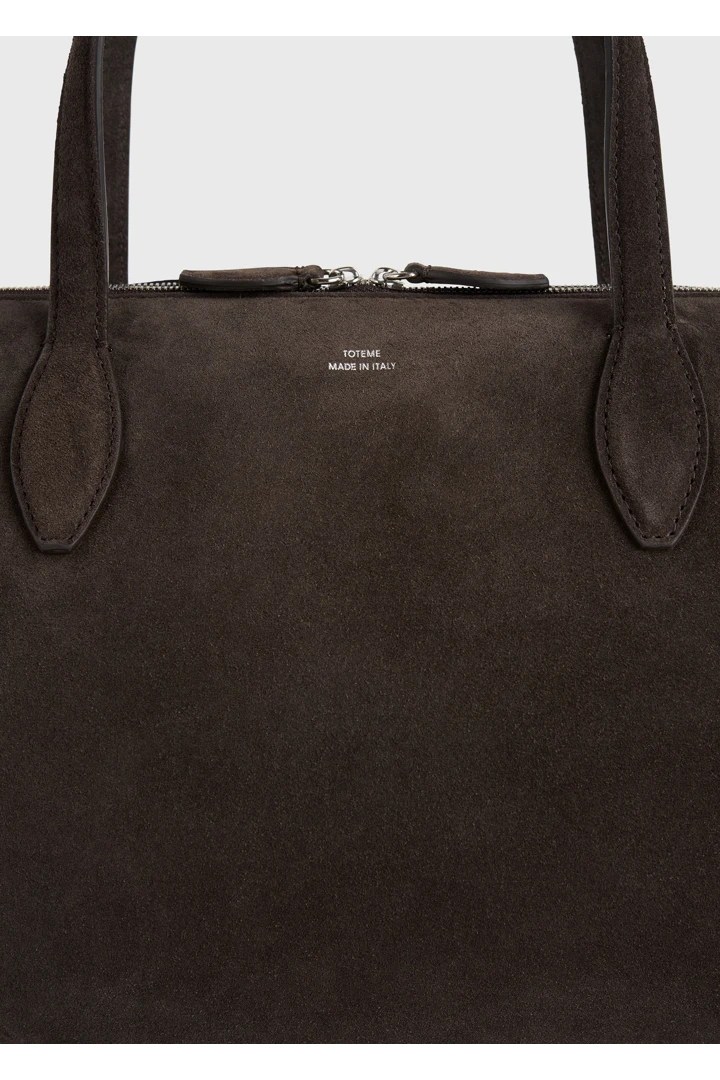 TOTEME 미디엄 스웨이드 데이 토트 브라운의 브라운컬러 3번쨰 이미지입니다.