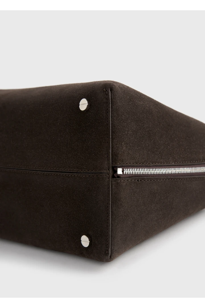 TOTEME 미디엄 스웨이드 데이 토트 브라운의 브라운컬러 4번쨰 이미지입니다.