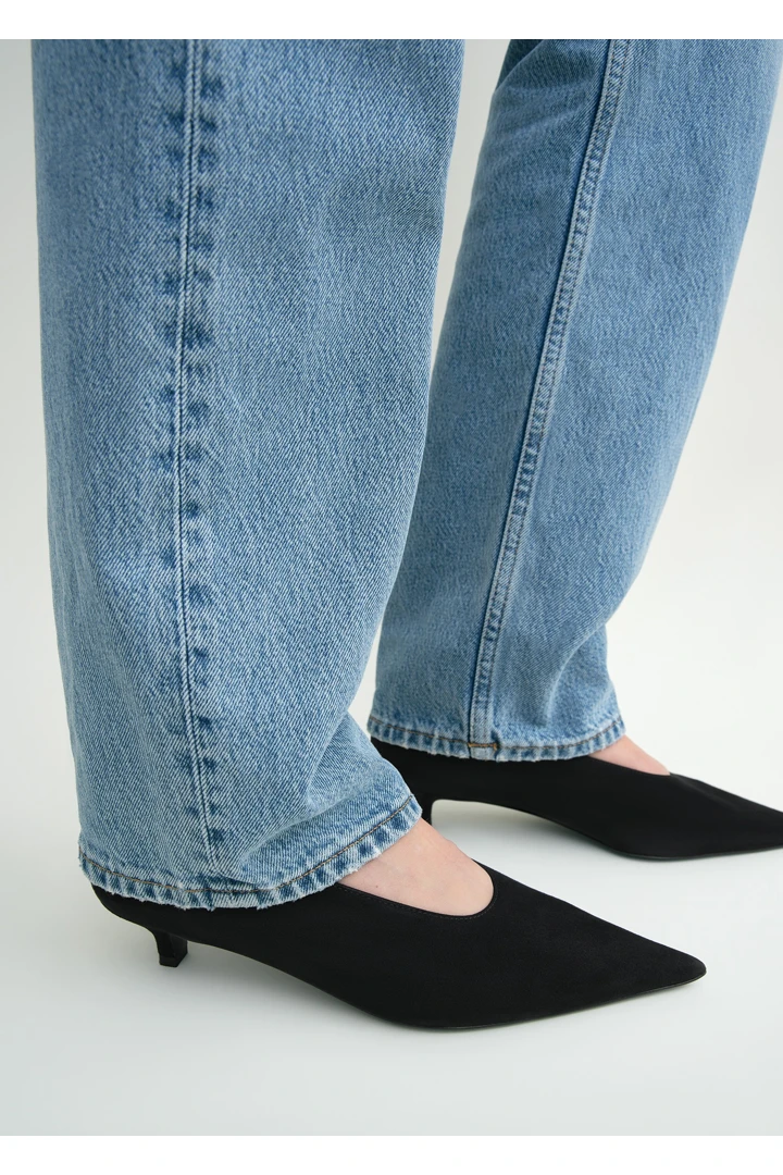 TOTEME 샤프 스웨이드 키튼 펌프스 블랙의 블랙컬러 1번쨰 이미지입니다.