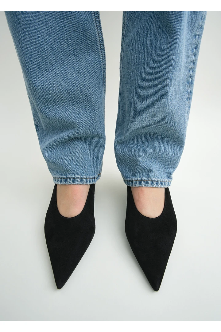 TOTEME 샤프 스웨이드 키튼 펌프스 블랙의 블랙컬러 2번쨰 이미지입니다.