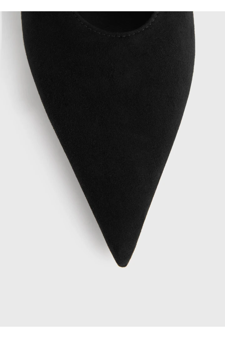 TOTEME 샤프 스웨이드 키튼 펌프스 블랙의 블랙컬러 4번쨰 이미지입니다.