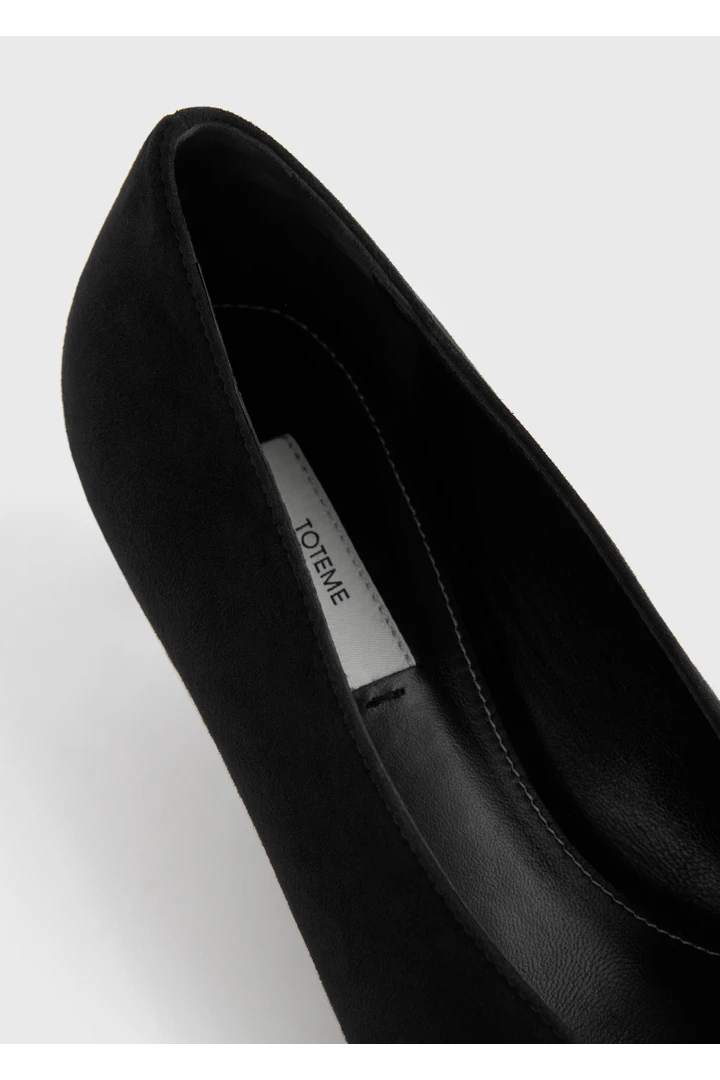 TOTEME 샤프 스웨이드 키튼 펌프스 블랙의 블랙컬러 5번쨰 이미지입니다.
