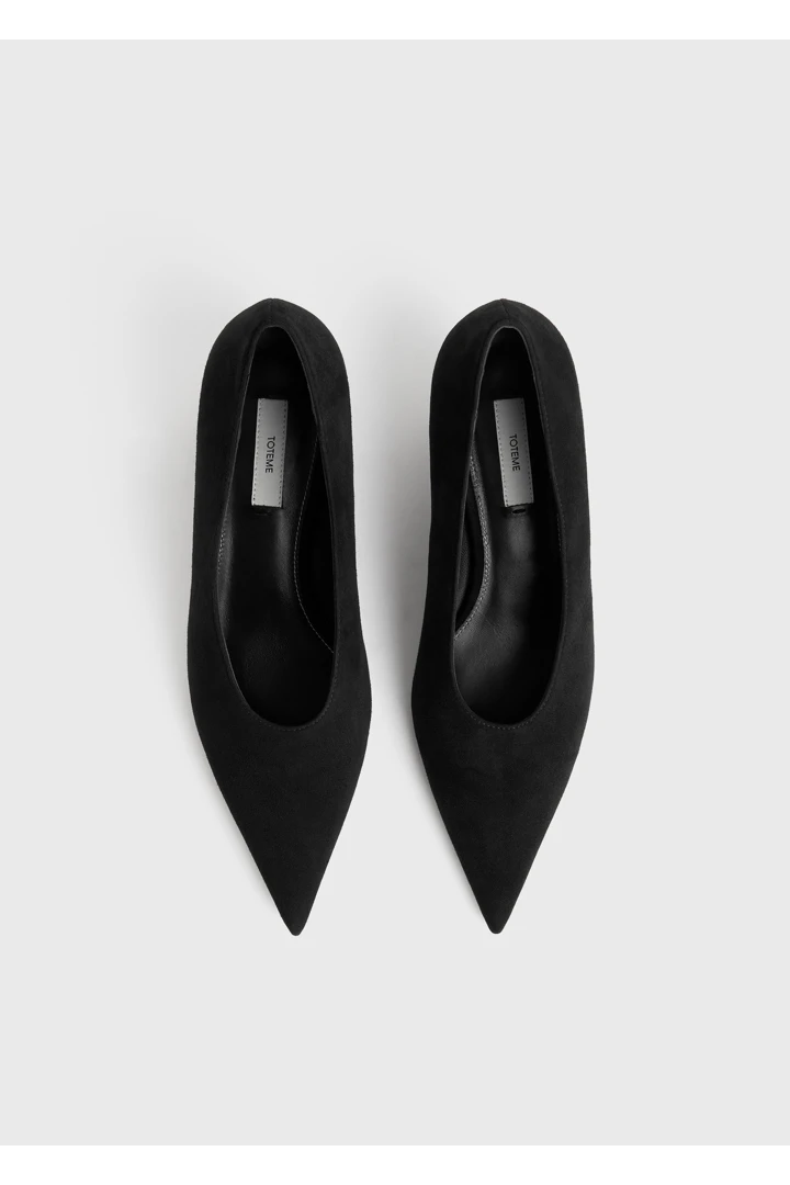 TOTEME 샤프 스웨이드 키튼 펌프스 블랙의 블랙컬러 6번쨰 이미지입니다.