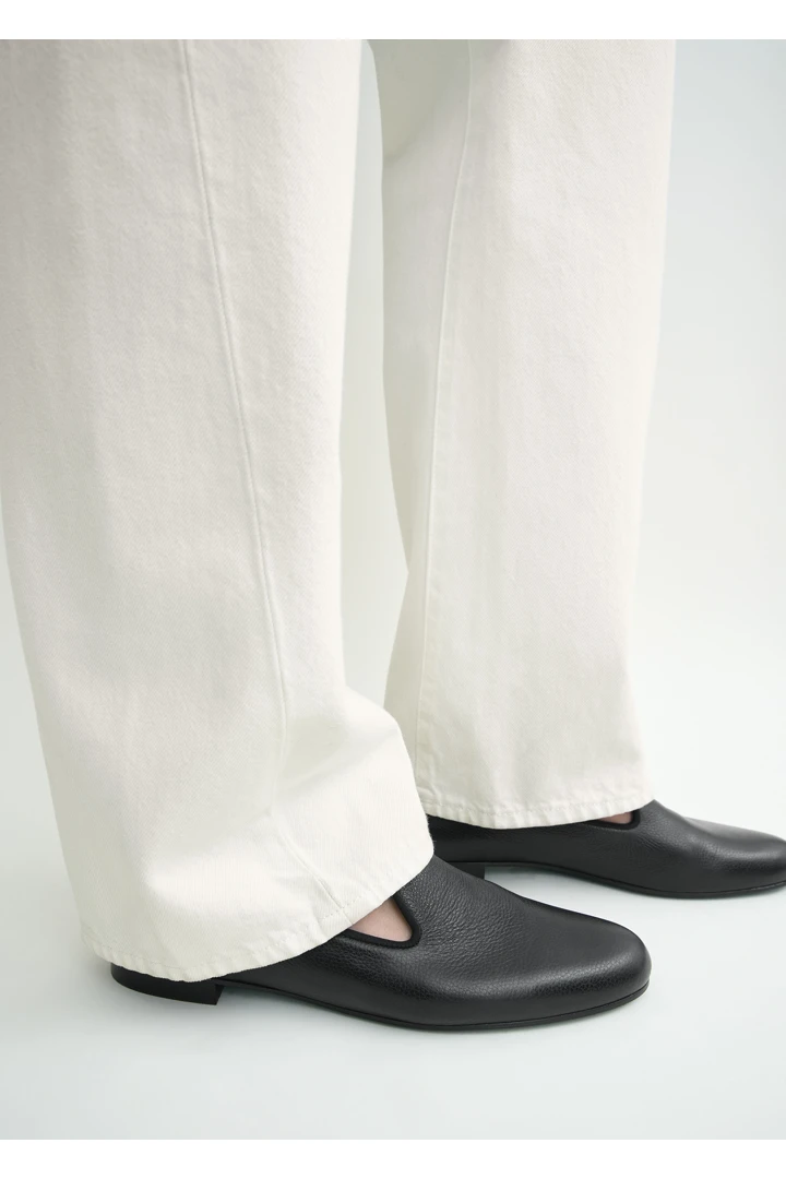 TOTEME 그레인드 레더 로퍼 블랙의 블랙컬러 1번쨰 이미지입니다.