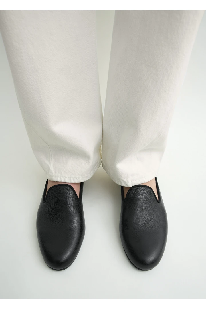 TOTEME 그레인드 레더 로퍼 블랙의 블랙컬러 2번쨰 이미지입니다.