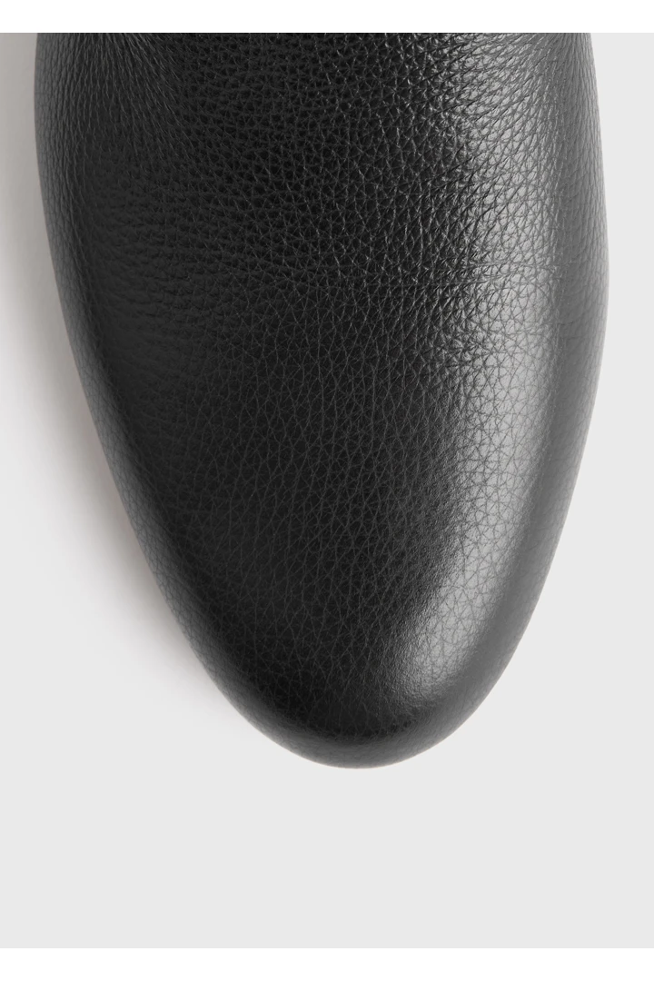 TOTEME 그레인드 레더 로퍼 블랙의 블랙컬러 4번쨰 이미지입니다.