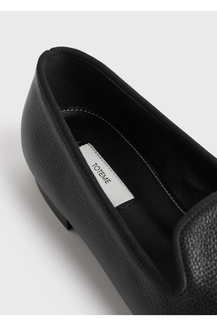 TOTEME 그레인드 레더 로퍼 블랙의 블랙컬러 5번쨰 이미지입니다.