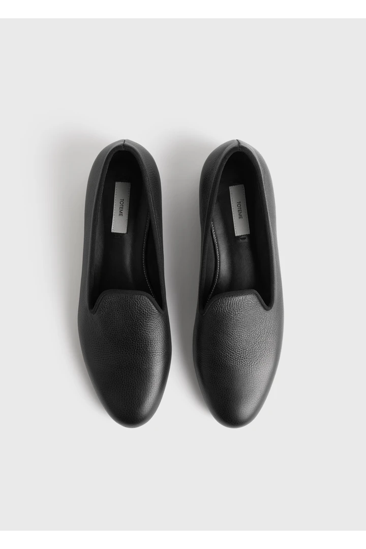 TOTEME 그레인드 레더 로퍼 블랙의 블랙컬러 6번쨰 이미지입니다.