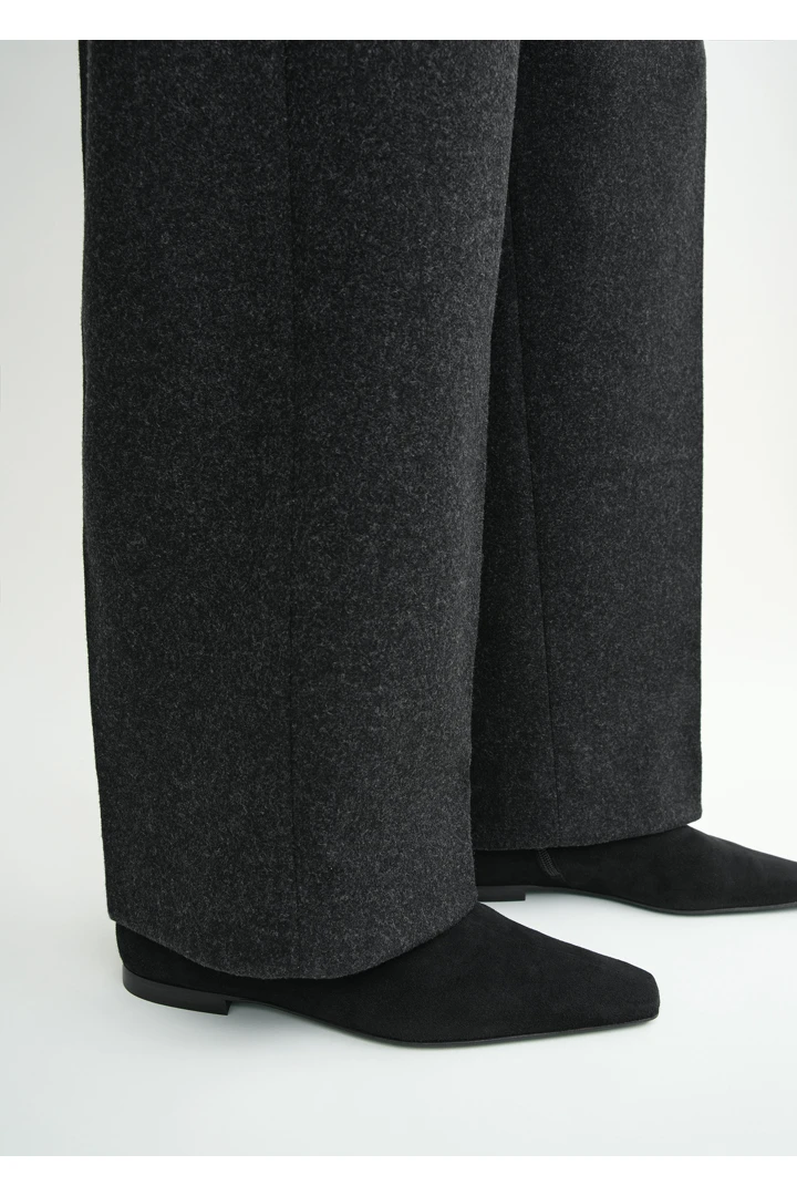 TOTEME 지퍼 스웨이드 첼시 부츠 블랙의 블랙컬러 1번쨰 이미지입니다.