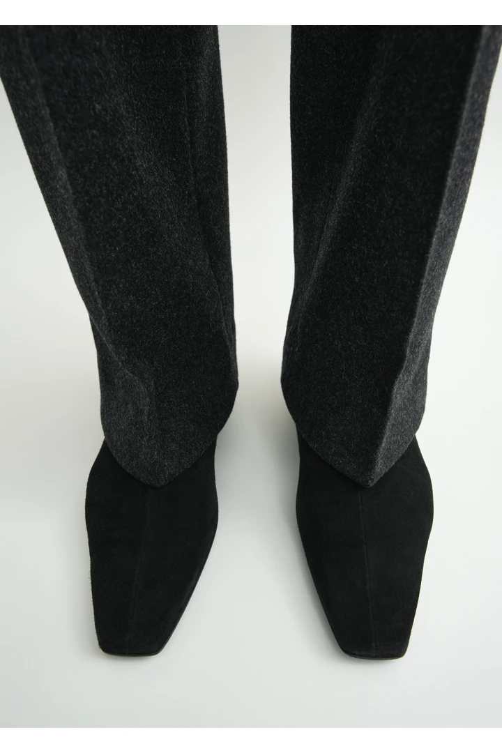 TOTEME 지퍼 스웨이드 첼시 부츠 블랙의 블랙컬러 2번쨰 이미지입니다.