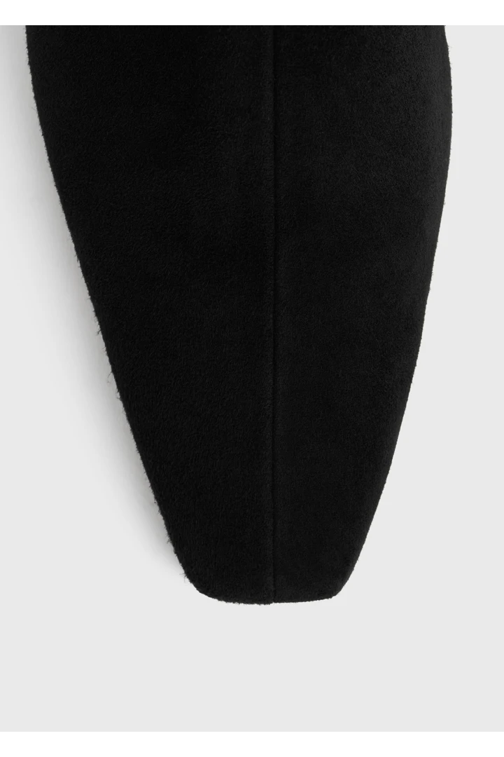 TOTEME 지퍼 스웨이드 첼시 부츠 블랙의 블랙컬러 4번쨰 이미지입니다.