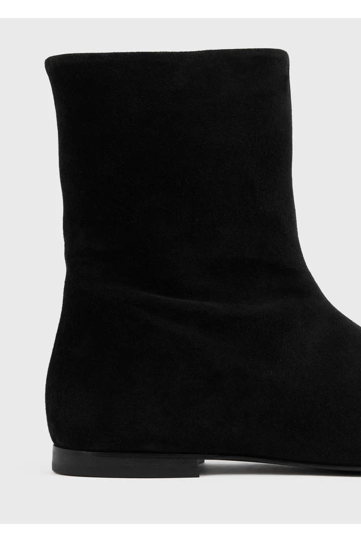 TOTEME 지퍼 스웨이드 첼시 부츠 블랙의 블랙컬러 5번쨰 이미지입니다.