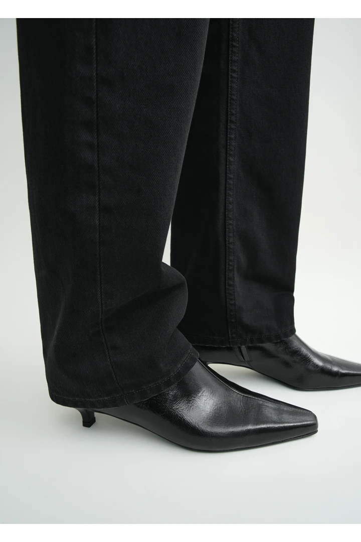 TOTEME 슬림 나플락 앵클 부츠 블랙의 블랙컬러 1번쨰 이미지입니다.