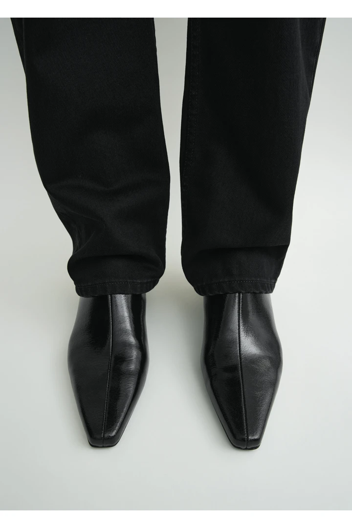 TOTEME 슬림 나플락 앵클 부츠 블랙의 블랙컬러 2번쨰 이미지입니다.
