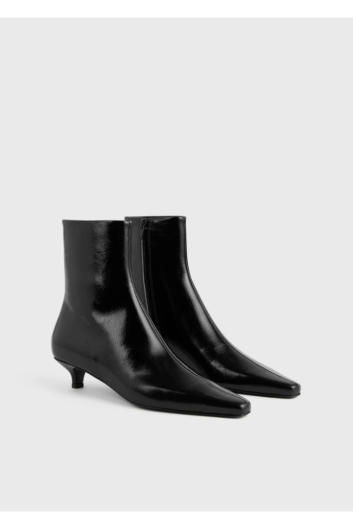 TOTEME 슬림 나플락 앵클 부츠 블랙의 블랙컬러 3번쨰 이미지입니다.