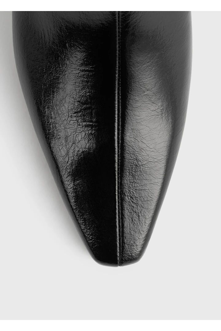 TOTEME 슬림 나플락 앵클 부츠 블랙의 블랙컬러 4번쨰 이미지입니다.