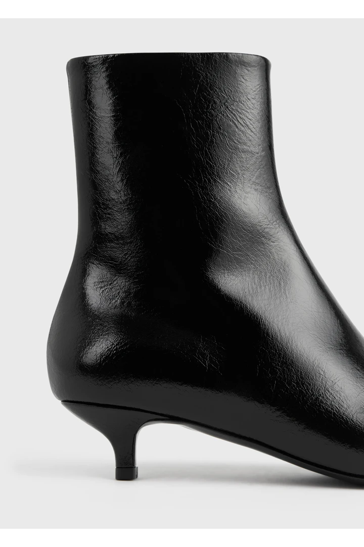 TOTEME 슬림 나플락 앵클 부츠 블랙의 블랙컬러 5번쨰 이미지입니다.