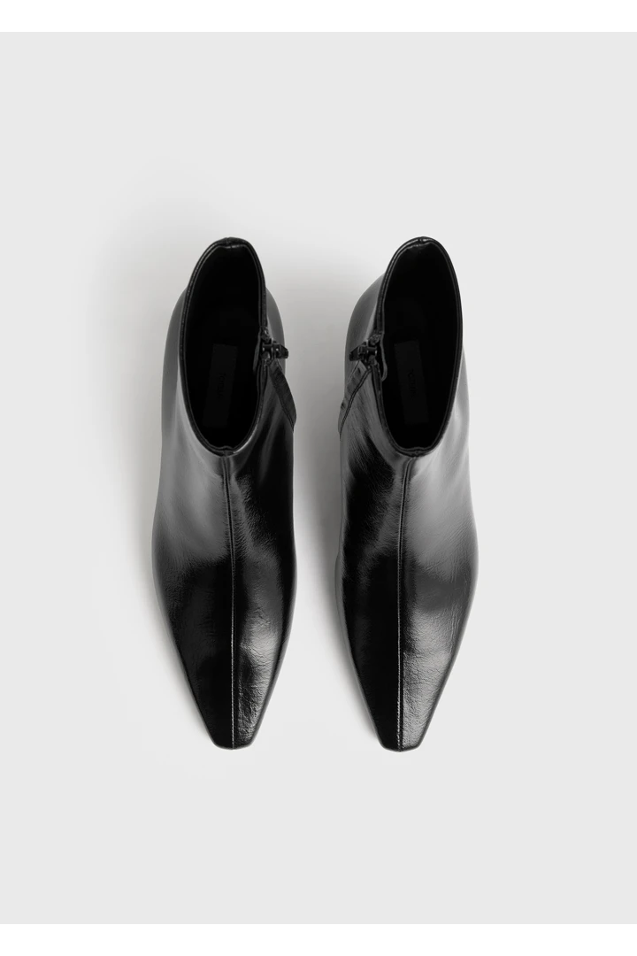 TOTEME 슬림 나플락 앵클 부츠 블랙의 블랙컬러 6번쨰 이미지입니다.