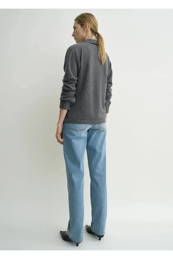 TOTEME 래글런 슬리브 캐시미어 가디건 다크 그레이의 다크 그레이컬러 2번쨰 이미지입니다.