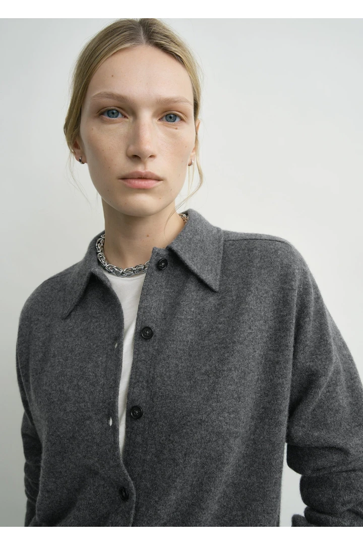 TOTEME 래글런 슬리브 캐시미어 가디건 다크 그레이의 다크 그레이컬러 3번쨰 이미지입니다.