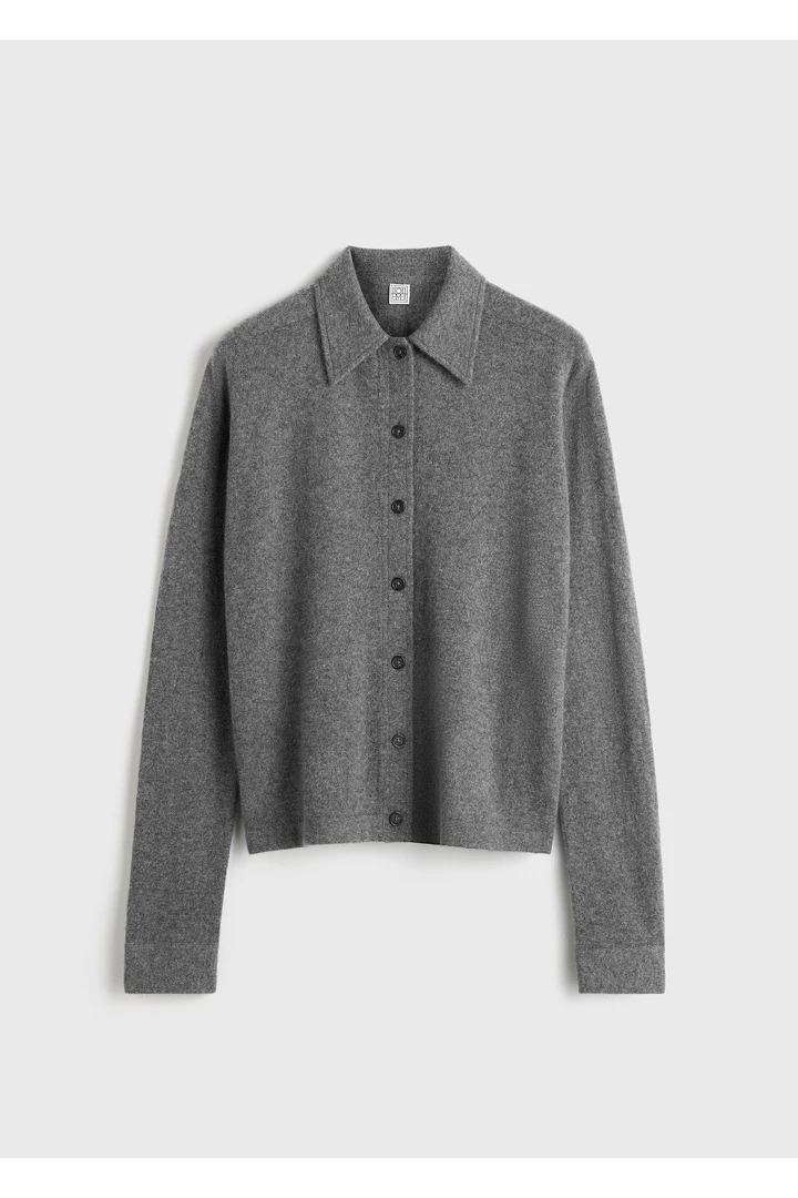 TOTEME 래글런 슬리브 캐시미어 가디건 다크 그레이의 다크 그레이컬러 4번쨰 이미지입니다.