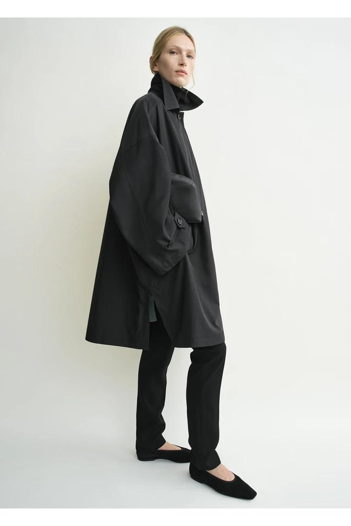 TOTEME 카 코트 블랙의 블랙컬러 1번쨰 이미지입니다.