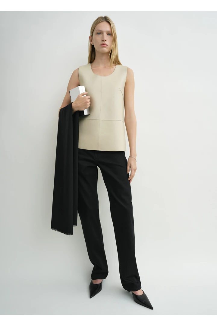 TOTEME 스쿠프 넥 레더 탑 샌드의 샌드컬러 0번쨰 이미지입니다.