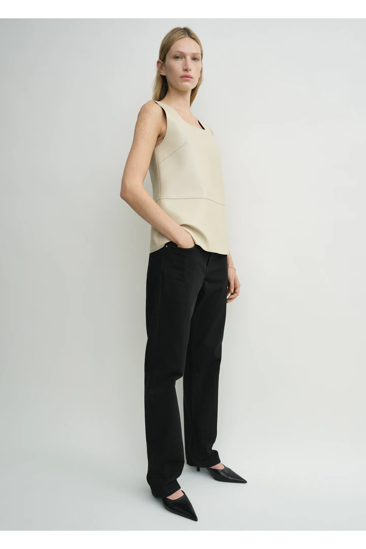 TOTEME 스쿠프 넥 레더 탑 샌드의 샌드컬러 1번쨰 이미지입니다.