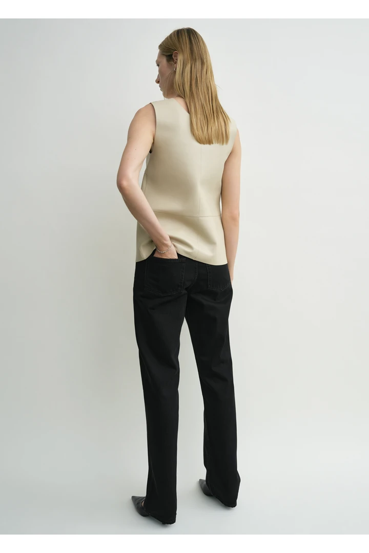 TOTEME 스쿠프 넥 레더 탑 샌드의 샌드컬러 2번쨰 이미지입니다.