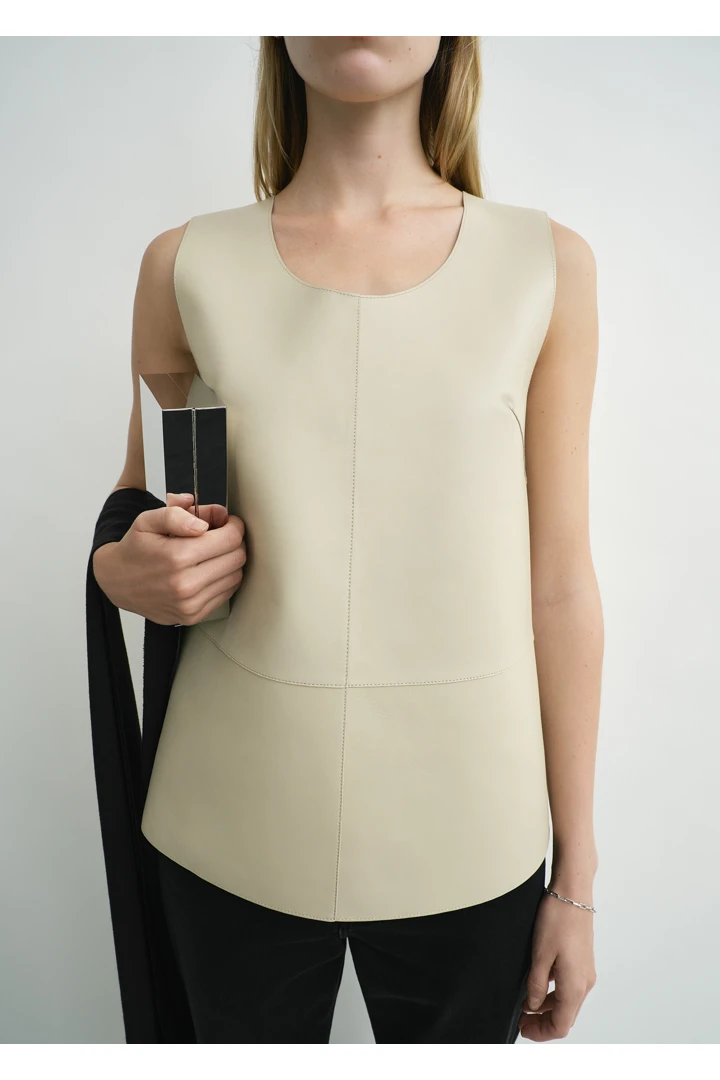 TOTEME 스쿠프 넥 레더 탑 샌드의 샌드컬러 3번쨰 이미지입니다.