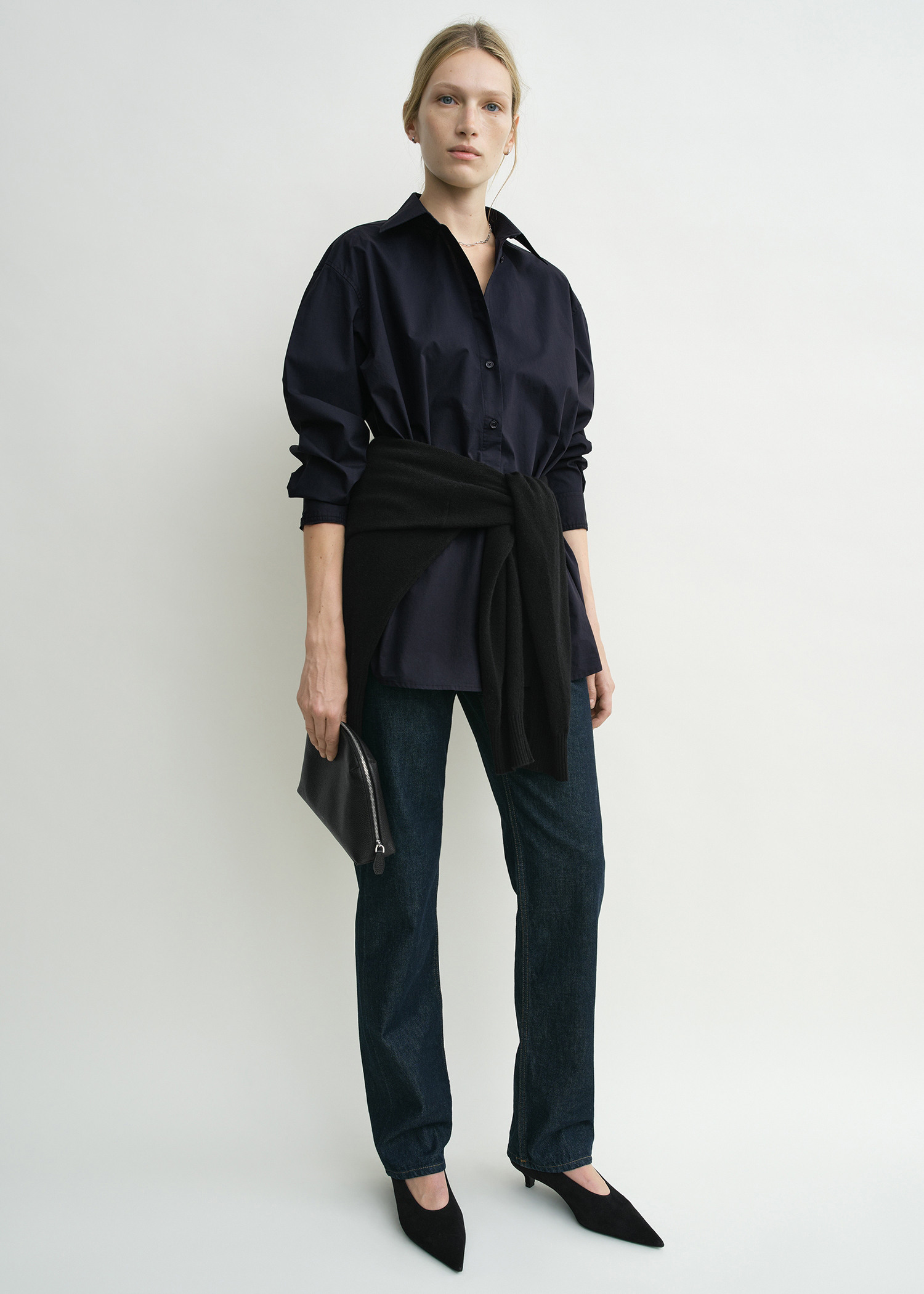 TOTEME 클래식 텀블드 셔츠 미드나이트의 미드나이트컬러 0번쨰 이미지입니다.