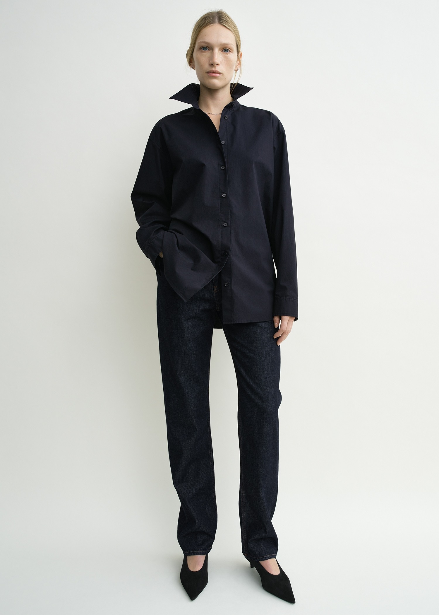 TOTEME 클래식 텀블드 셔츠 미드나이트의 미드나이트컬러 1번쨰 이미지입니다.