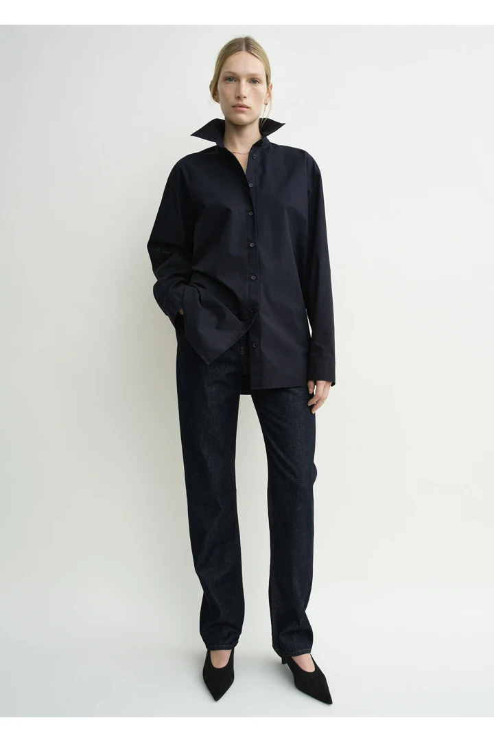 TOTEME 클래식 텀블드 셔츠 미드나이트의 미드나이트컬러 1번쨰 이미지입니다.