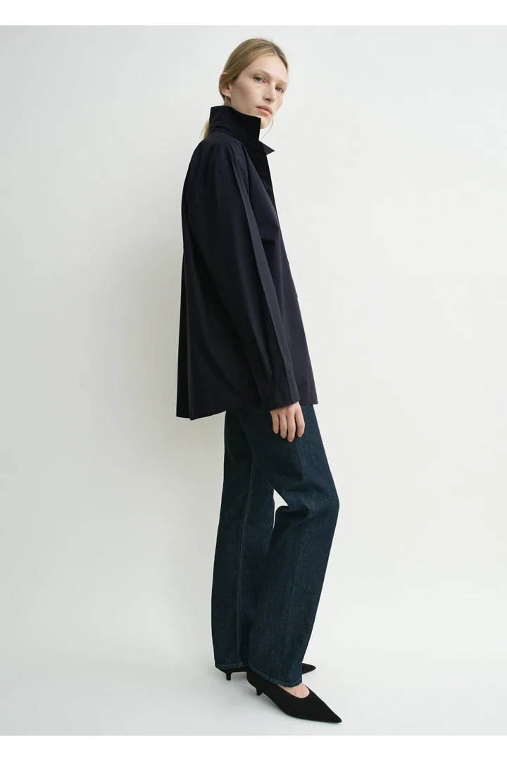 TOTEME 클래식 텀블드 셔츠 미드나이트의 미드나이트컬러 2번쨰 이미지입니다.