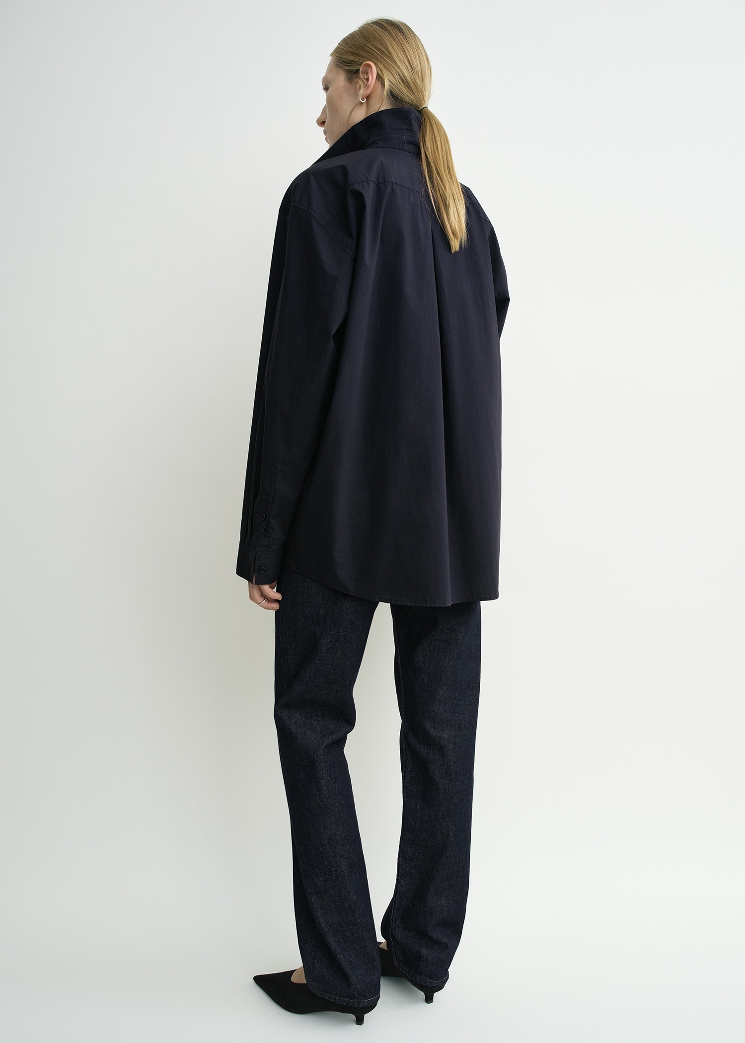 TOTEME 클래식 텀블드 셔츠 미드나이트의 미드나이트컬러 3번쨰 이미지입니다.