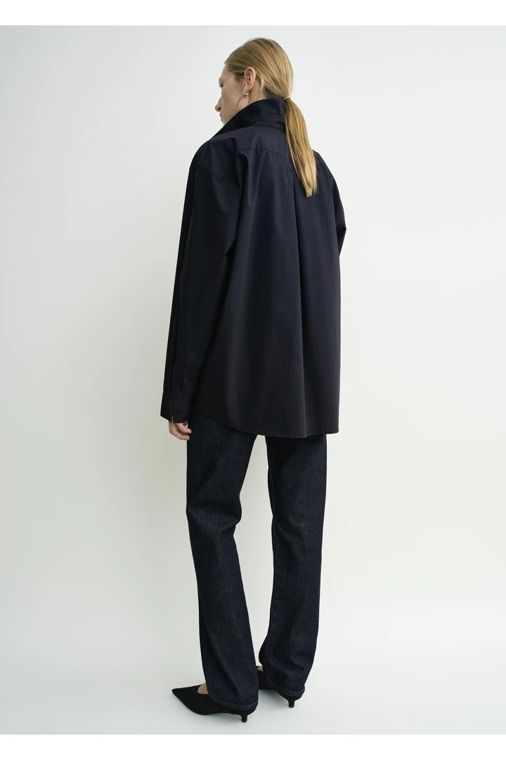 TOTEME 클래식 텀블드 셔츠 미드나이트의 미드나이트컬러 3번쨰 이미지입니다.