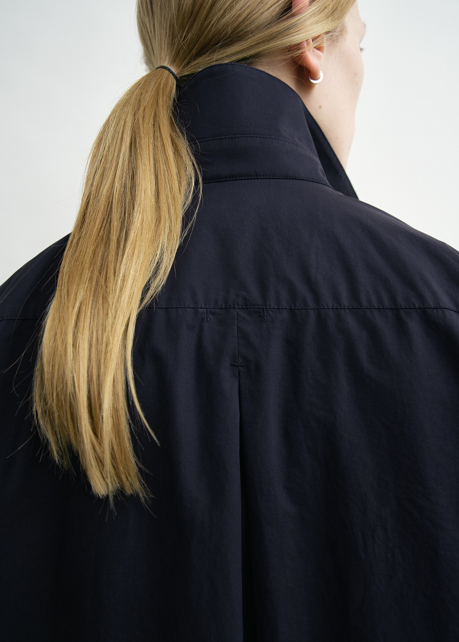 TOTEME 클래식 텀블드 셔츠 미드나이트의 미드나이트컬러 4번쨰 이미지입니다.