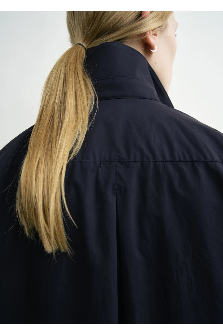 TOTEME 클래식 텀블드 셔츠 미드나이트의 미드나이트컬러 4번쨰 이미지입니다.