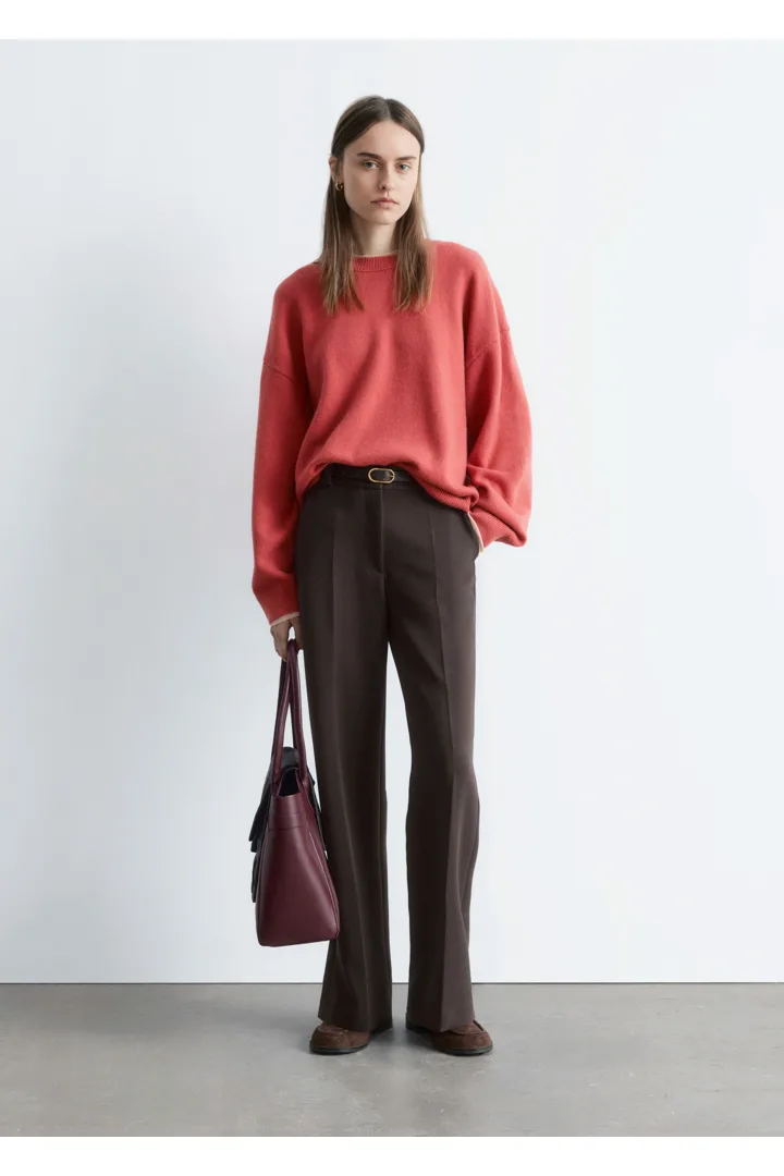 앤아더스토리즈 소프트 힐 로퍼의 브라운컬러 ECOMLook입니다.